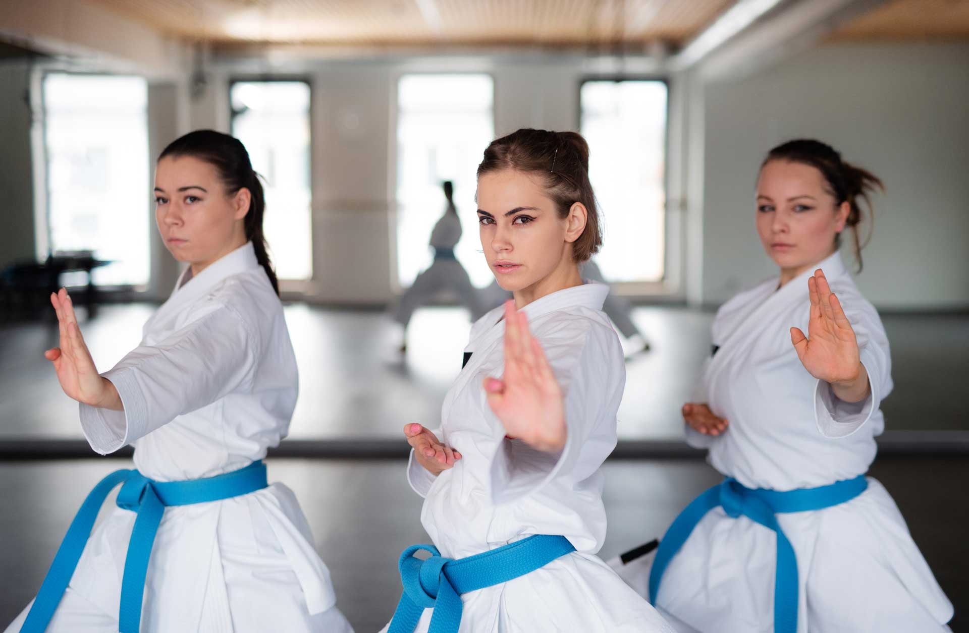 Podstawowe techniki karate: przewodnik dla początkujących